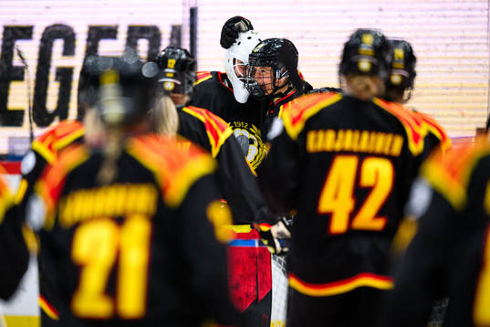 Brynäs målvakt Amanda Johansson och Jenniina Nylund