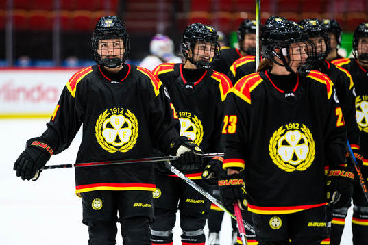 Brynäs Sara Cajanova jublar med lagkamrater