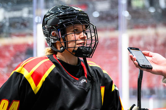 Brynäs Anna Meixner blir intervjuad