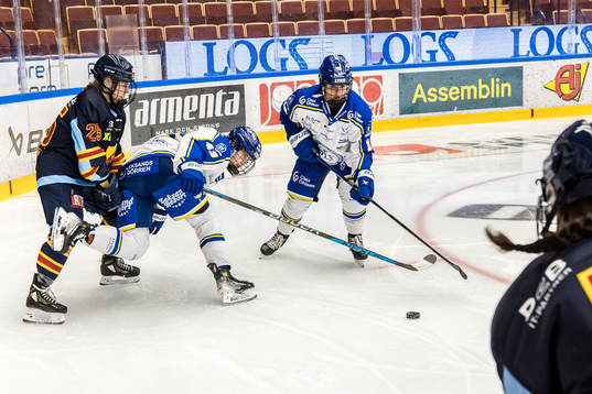 Djurgårdens Sara Säkkinen och Leksands Aino Karppinen och
