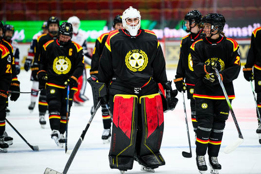 Brynäs målvakt Amanda Johansson jublar med lagkamrater