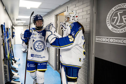 Leksands Taylor Leech  och Leksands målvakt Emma Polusny