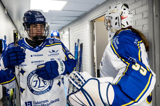Leksands Ella Albinsson och Leksands målvakt Emma Polusny