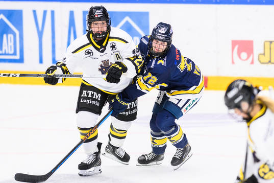 AIKs Emmy Alasalmi och HV71s Kiira Yrjänen