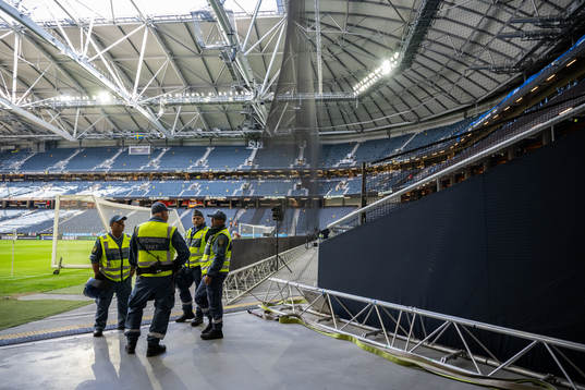 Ordningsvakter nedanför läktaren