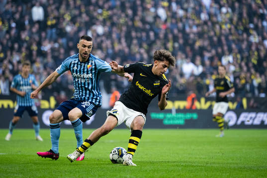 Djurgårdens Carlos Moros Gracia och AIKs Taha Ayari