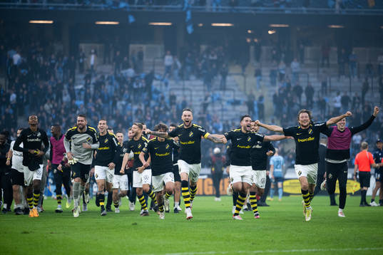 AIKs spelare jublar