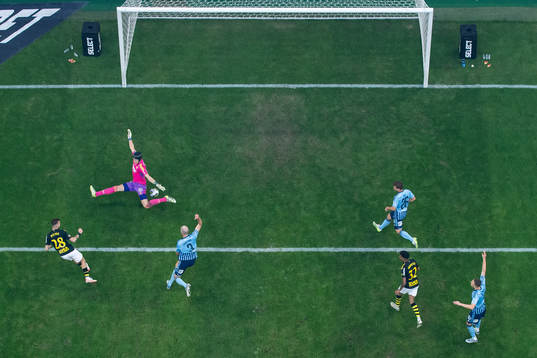 AIKs Ioannis Pittas gör 1-0 på Djurgårdens målvakt