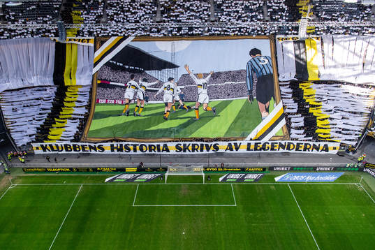 AIKs supportrar med ett tifo