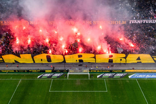 AIKs supportrar med ett tifo