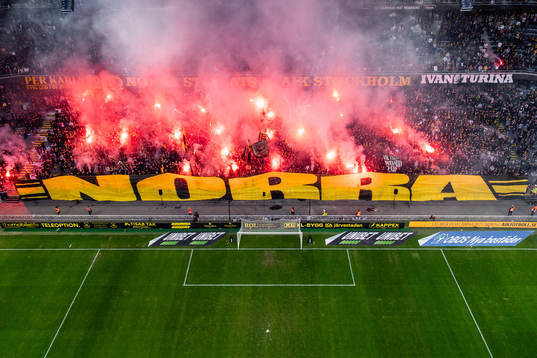AIKs supportrar med ett tifo