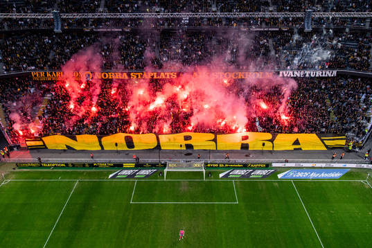 AIKs supportrar med ett tifo