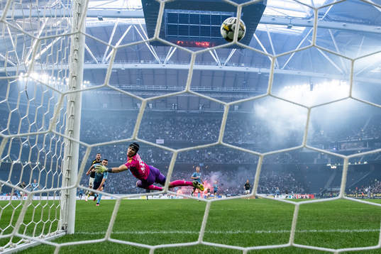 AIKs Ioannis Pittas gör 2-0 på Djurgårdens målvakt