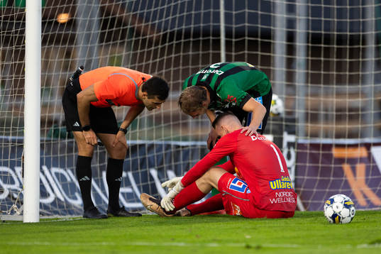 Varbergs målvakt David Olsson har ont