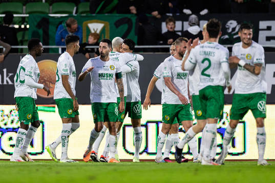 Hammarbys Jusef Erabi jublar med lagkamrater