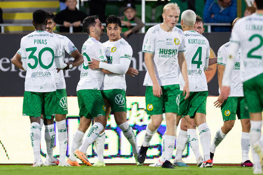Hammarbys Jusef Erabi jublar med lagkamrater
