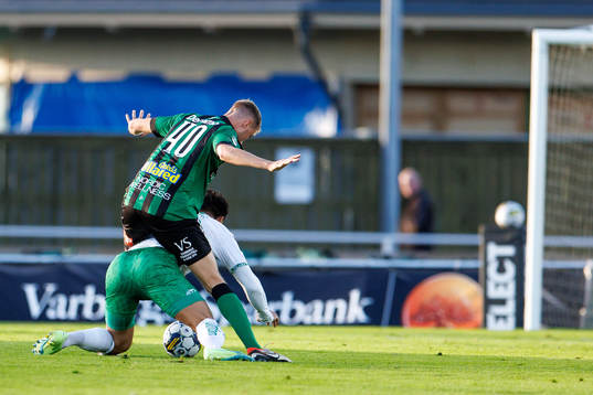 Varbergs Niklas Dahlström och Hammarbys Jusef Erabi