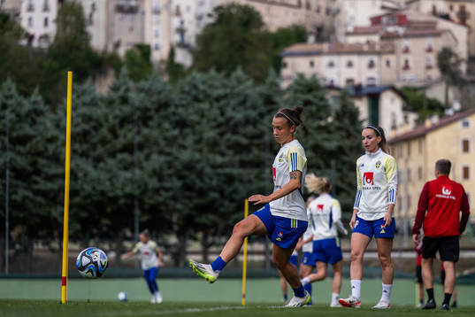 Julia Zigotti Olme and Kosovare Asllani of the Swedish