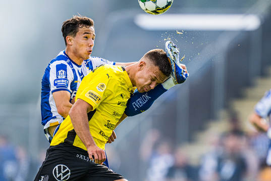 IFK Göteborgs Hussein Carneil och Mjällbys Arvid Brorsson