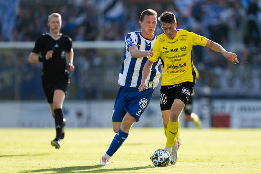 Mjällbys Leo Walta och IFK Göteborgs Adam Carlén