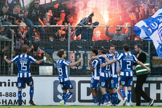 IFK Göteborgs Thomas Santos jublar med lagkamrater