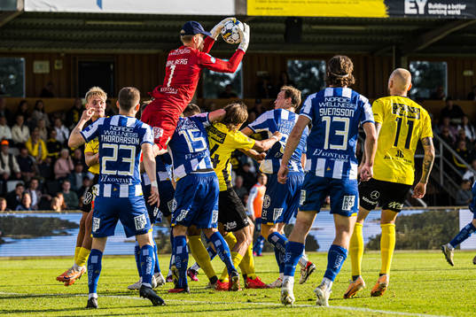 IFK Göteborgs målvakt Pontus Dahlberg räddar