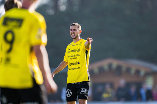 Mjällbys Adam Petersson reagerar