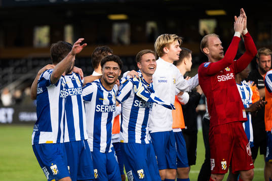 IFK Göteborgs Thomas Santos jublar med lagkamrater