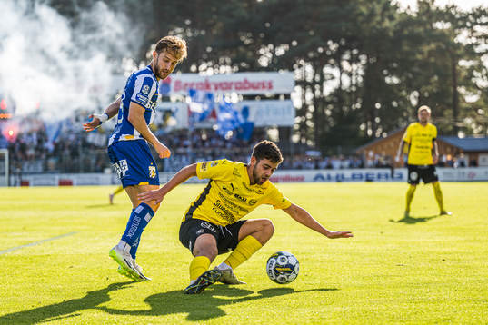 Mjällbys Gudmundur Baldvin Nökkvason och IFK Göteborgs