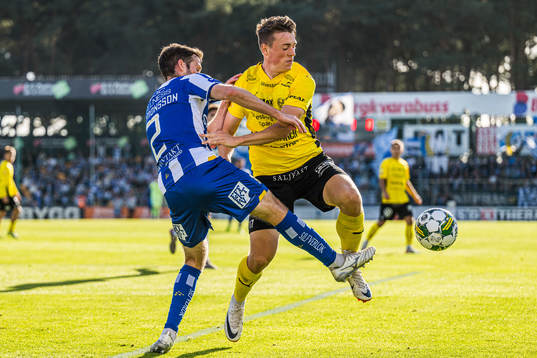 Mjällbys Elliot Stroud och IFK Göteborgs Emil Salomonsson