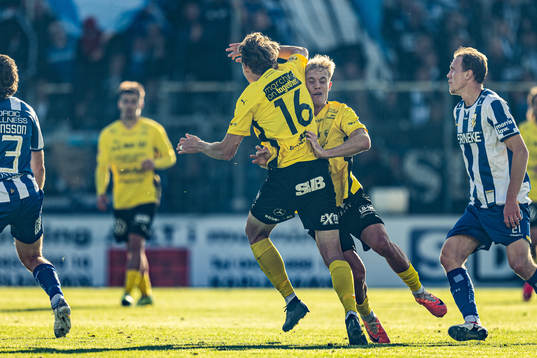 Mjällbys Alexander Johansson och Max Fenger kolliderar