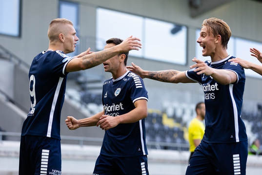 Utsiktens Lucas Hedlund jublar med Predrag Randelovic och