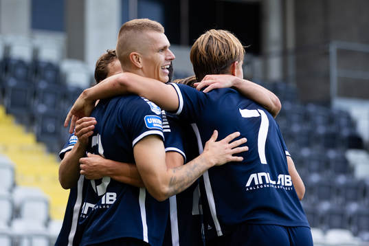 Utsiktens Lucas Hedlund jublar med lagkamrater