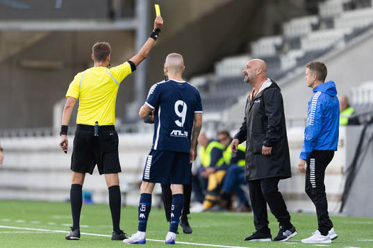Utsiktens manager Bosko Orovic får en varning av Domare