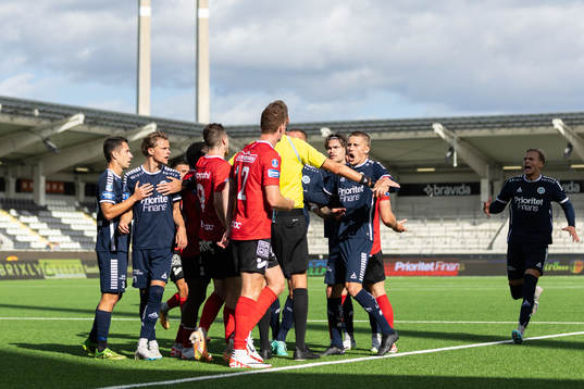 Spelare reagerar mot Domare Magnus Lindgren