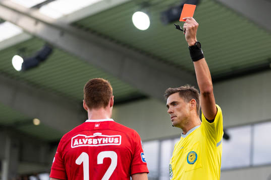 Domare Magnus Lindgren delar ut ett rött kort till