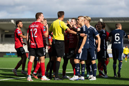 Spelare i Utsiktens reagerar mot Domare Magnus Lindgren