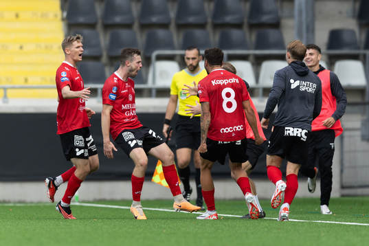 Trelleborgs Nicolas Mortensen jublar med lagkamrater