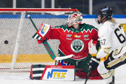 SDEs Michelle Löwenhielm skjuter 0-1 i mål bakom