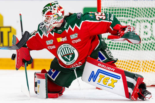 Frölundas målvakt Stephanie Neatby med en räddning