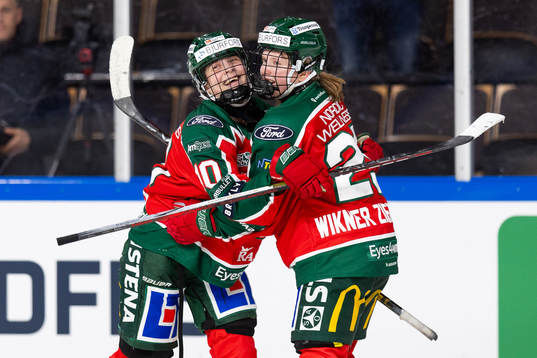 Frölundas Emilia Vesa jublar ihop med Felizia Wikner