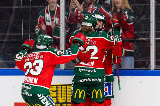 Frölundas Hanna Olsson jublar med lagkamraterna Andrea