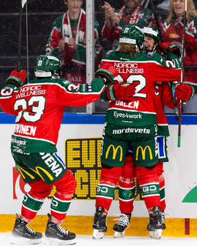 Frölundas Hanna Olsson jublar med lagkamraterna Andrea