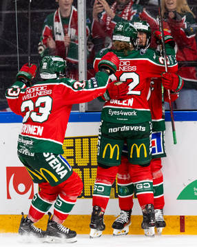 Frölundas Hanna Olsson jublar med lagkamraterna Andrea