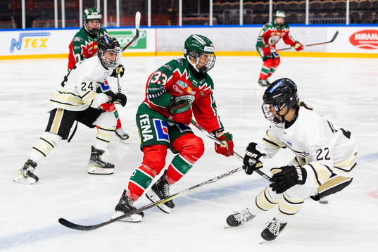 Frölundas Michelle Karvinen och SDEs Embla Åberg