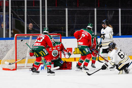 SDEs Michelle Löwenhielm skjuter 2-2 i mål bakom
