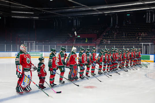 Frölundas spelare på line up innan ishockeymatchen i SDHL