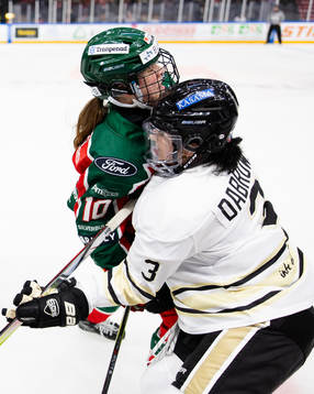 Frölundas Emilia Vesa tacklar SDEs Lauren Dabrowski