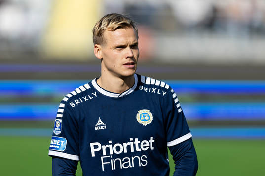 Utsiktens Jesper Brandt på line up innan fotbollsmatchen i