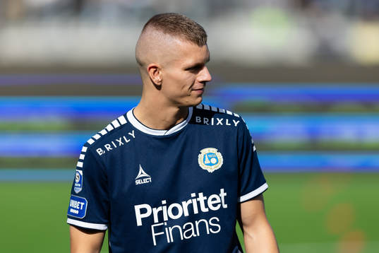 Utsiktens Lucas Hedlund på line up innan fotbollsmatchen i